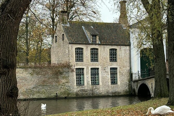 2-Hour Historical Walking Tour in Bruges with Praline Included - What the two-hour format gives you