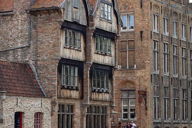 2-Hour Historical Walking Tour in Bruges with Praline Included - The guide makes the difference