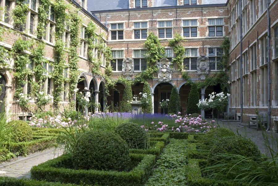 Antwerp: Private Historical Highlights Walking Tour - Key points at a glance