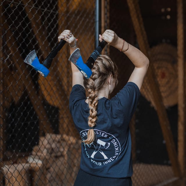 AXE THROWING EXPERIENCE IN ANTWERP - Warm-up games turn practice into a contest
