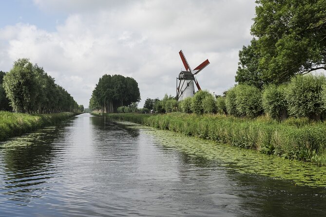 BikeTour Bruges & Damme in Spanish and English - A local drink, hot chocolate, and waffles