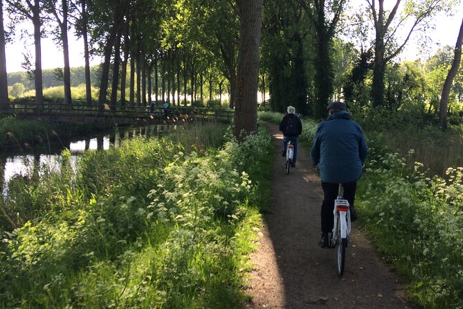 BikeTour Bruges & Damme in Spanish and English - Re-entering Bruges by bridges and side streets