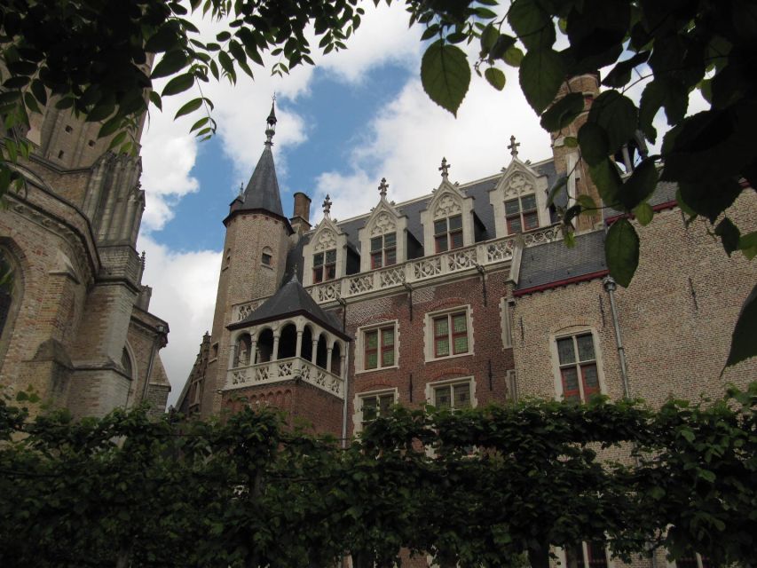 Bruges: 2.5-Hr Walking Tour from train station to Markt - Starting at Bargeplein near the train station