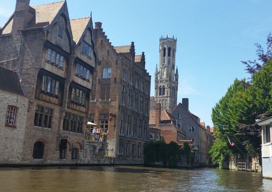 Bruges: 2.5-Hr Walking Tour from train station to Markt - Gruuthuse Museum and the Dijver