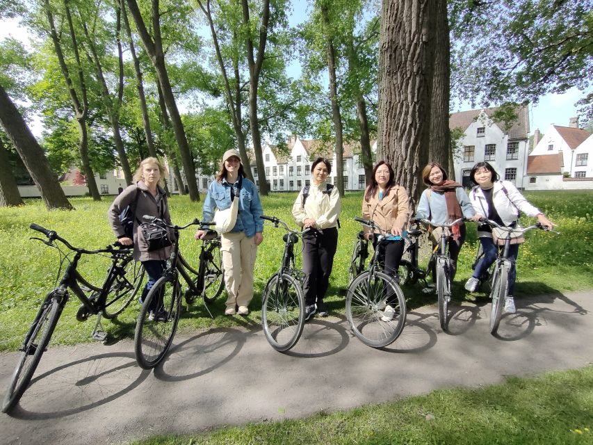 Bruges by bike with family and friends! - Minnewater and the city gates