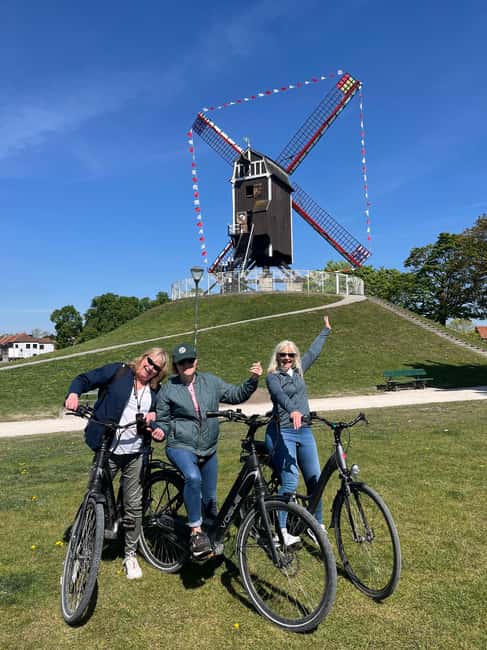 Bruges: City Highlights Bike Tour - Market Square and Burg Square set the scene