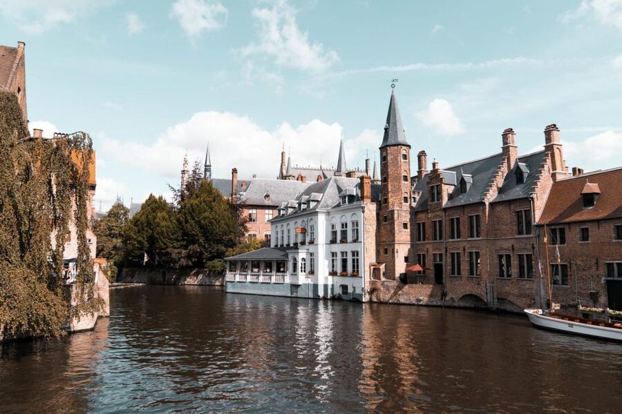 Bruges: Express Walk with a Local in 60 minutes - Timing, language, and walking demands