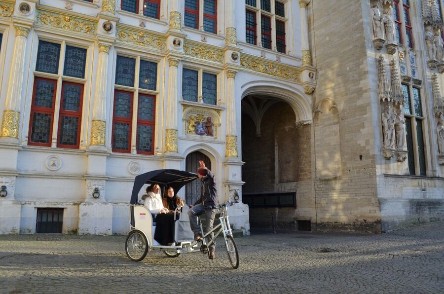 Bruges: Guided Rickshaw Tour - Weather, clothing, and timing tips