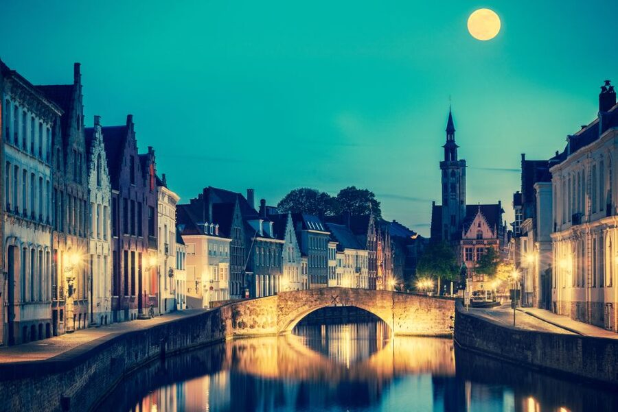 Bruges: Guided Walking Tour - Price, timing, and practical value