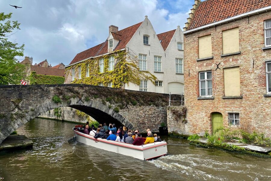 Bruges Highlights, Boat, Beer, Chocolate Day trip from Paris - Seeing Bruges from the canal