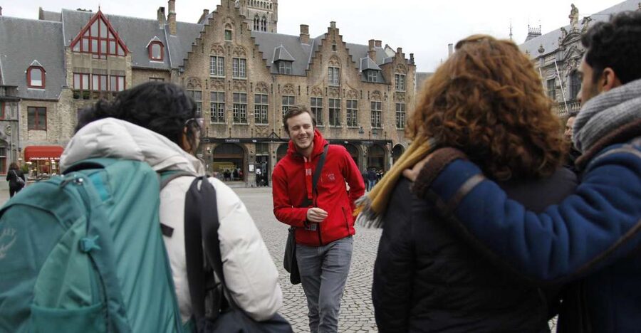 Bruges: History, Chocolate and Beer Walking Tour - The chocolate stop, from cocoa bean to praline