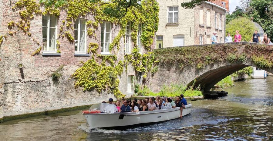 Bruges: Small Group Boat Cruise and Guided Walking Tour - Fish Market, Huidenvettersplein, and the city’s working past