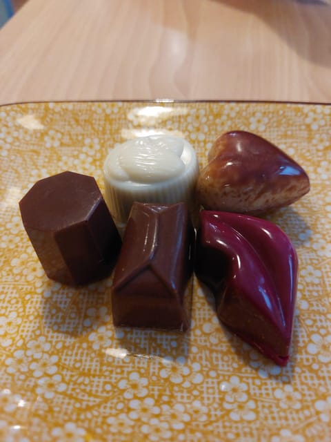 Bruges: Walking Tour with Hot Chocolate & Chocolate Tasting - Key points to know before booking