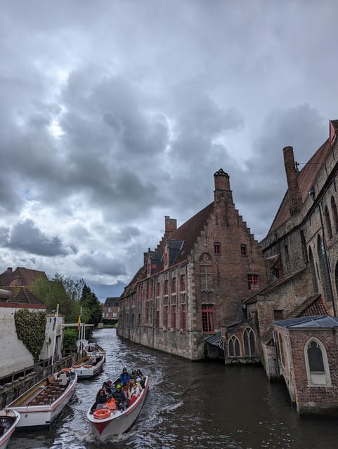 Bruges: Walking Tour with Hot Chocolate & Chocolate Tasting - Starting at Fnac and finding the guide