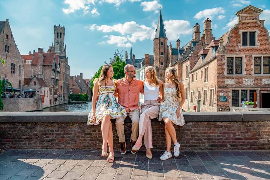 Bruges : Your private 1 hour photoshoot in the medieval city - The Bruges backdrops and the sightseeing element