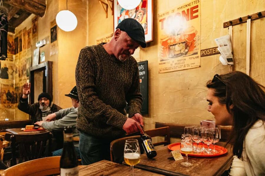 Brussels: Beer Tasting Tour with 7 Beers and Snacks - Alleys, cafés, and old Brussels taverns