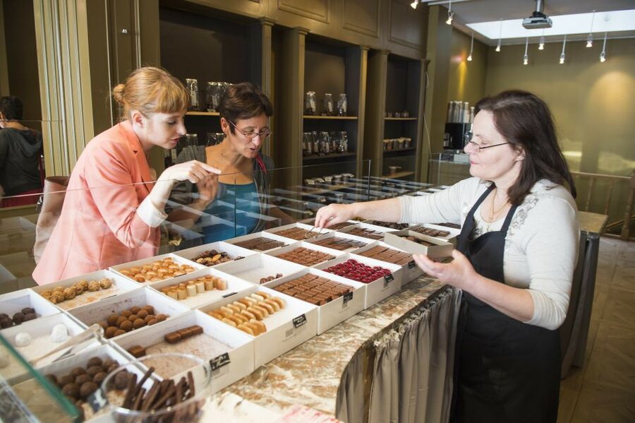Brussels: Belgian Chocolate Tasting Tour - Guide quality and language choice
