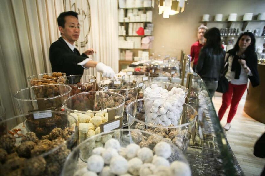 Brussels: Chocolate Appreciation and Tasting Walking Tour - Five shops, eight small lessons in taste