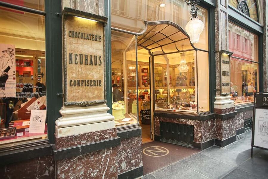 Brussels: Chocolate Appreciation and Tasting Walking Tour - Learning how Belgian chocolate became a tradition