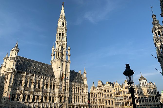 Brussels Chocolate Beer Waffle and Belgian Whiskey All-in-One (Small Group) Tour - The three Pis statues and the real Brussels between them