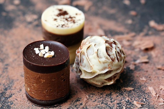 Brussels Chocolate Tasting Tour - Tasting pralines at Corné Dynastie Grand Place