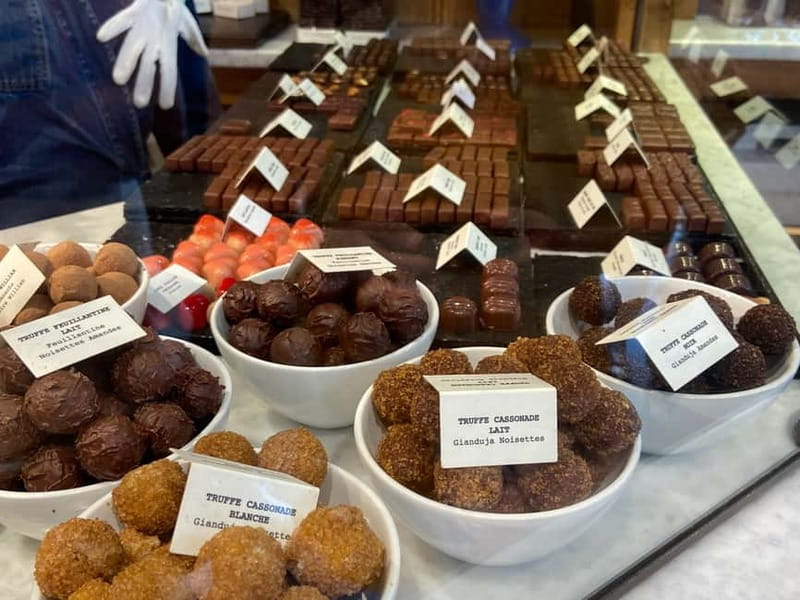 Brussels: City Center Guided Food Tour with Tastings - A walking tour with a city lesson included