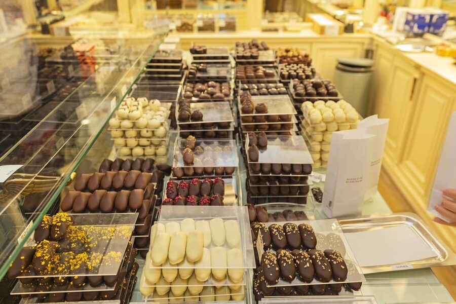 Brussels Food Tour: Main Dish, Beer, Waffle & Chocolate - The guide can shape the experience