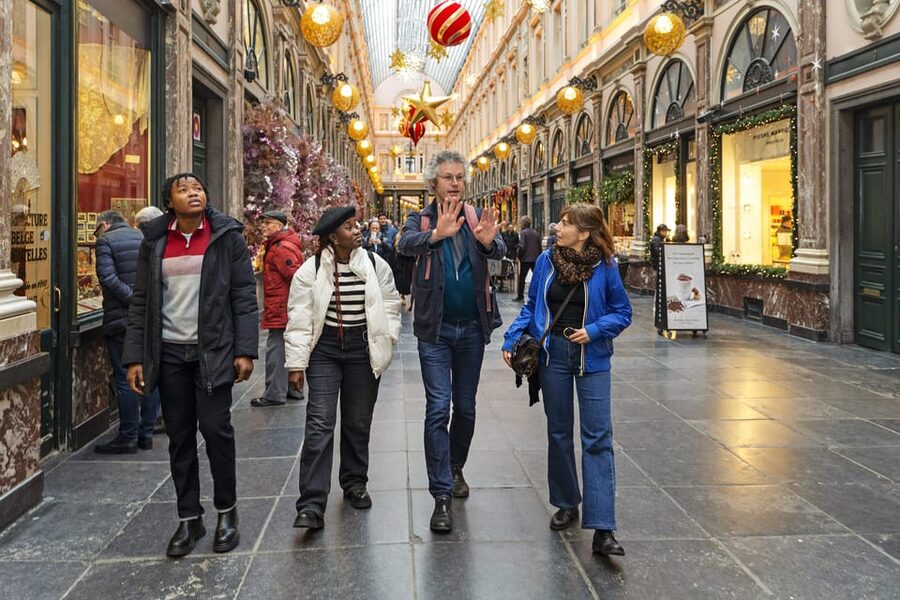 Brussels Food Tour: Main Dish, Beer, Waffle & Chocolate - Walking through the Marolles