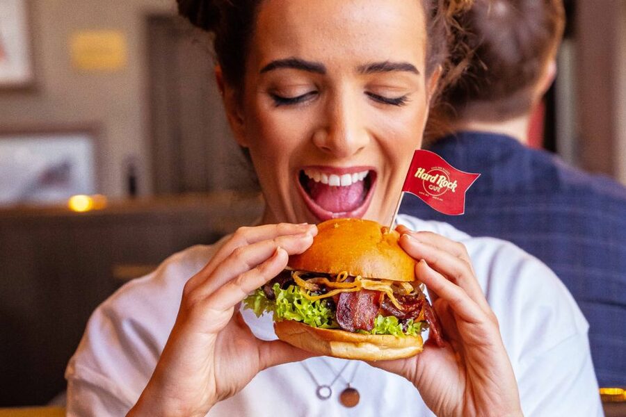 Brussels: Hard Rock Cafe with Set Menu for Lunch or Dinner - Service, pace, and atmosphere