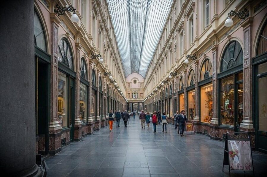 Brussels Must-See Attractions Walking Tour - Maison Dandoy and Brussels food culture