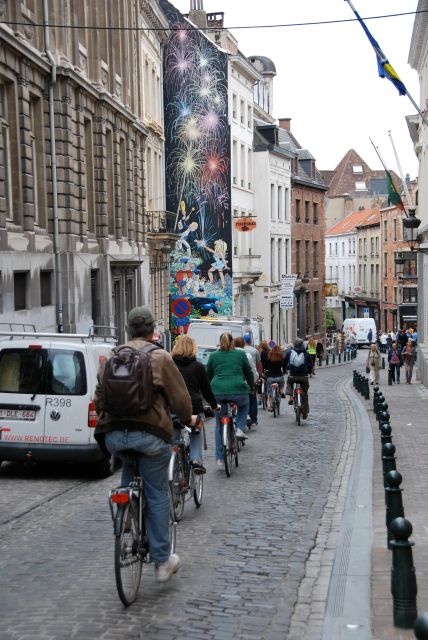 Brussels: Sightseeing Bike Tour - Starting at Grand Place and Manneken Pis