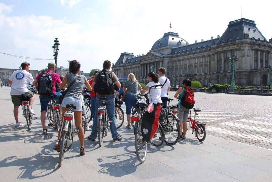 Brussels: Sightseeing Bike Tour - Parks, palace views, and Mont des Arts