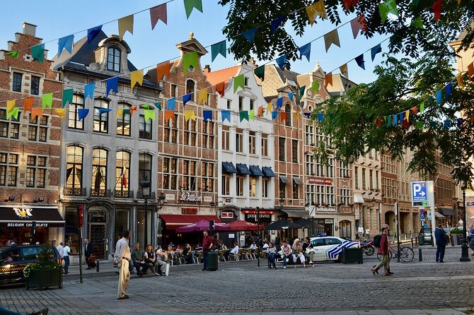 Brussels Walking Tour: Explore Top Sights & Hidden Gems - The Royal Palace changes the mood