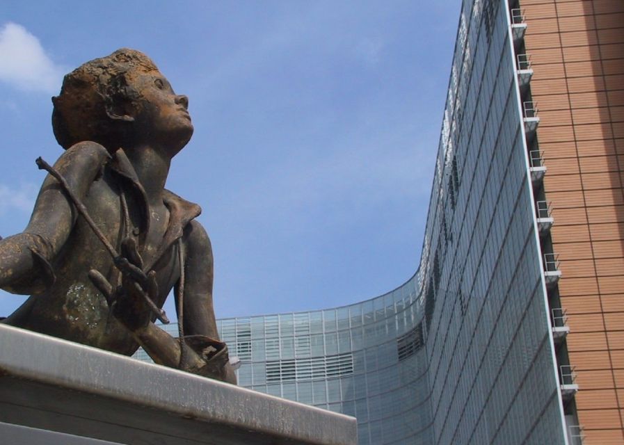Brussels: Walking Tour from Central Station to Manneken Pis - From Central Station into Brussels history