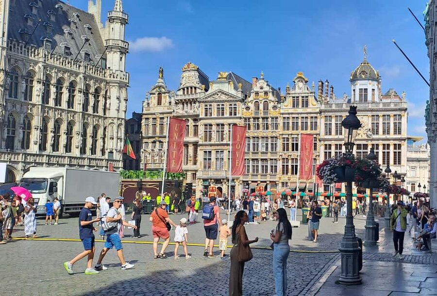 Brussels: Walking Tour with Belgian Lunch, Chocolate, & Beer - Guide style and the human side of the tour