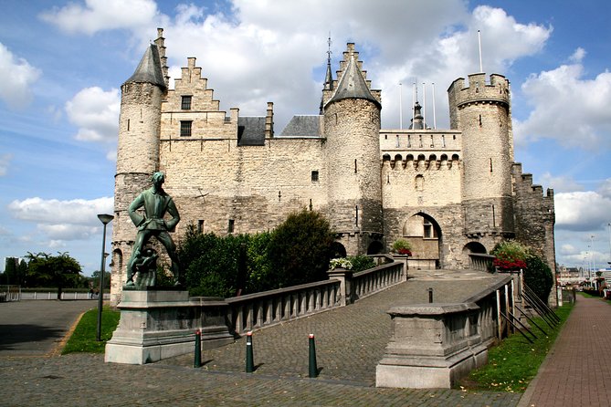 e-Scavenger hunt Antwerp: Explore the city at your own pace - Het Steen and the Scheldt-side setting