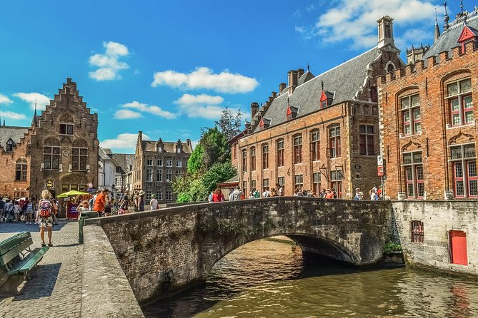 e-Scavenger hunt Bruges: Explore the city at your own pace - De Halve Maan and the Basilica of the Holy Blood