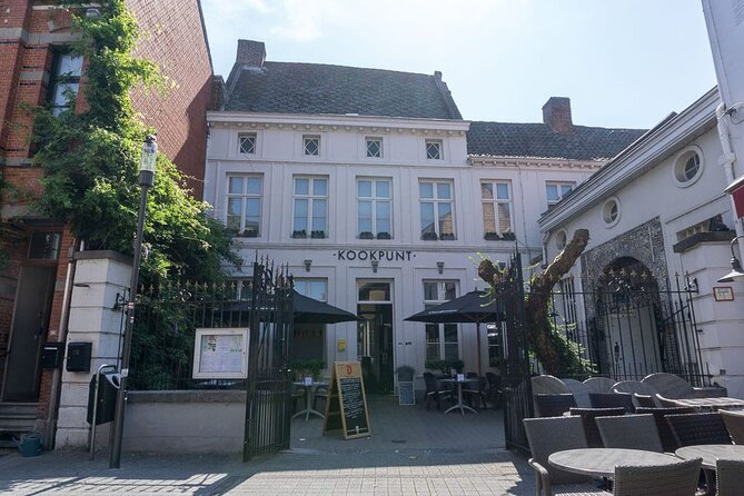 e-Scavenger hunt Hasselt: Explore the city at your own pace - Squares, civic buildings, and Hasselt’s changing identity