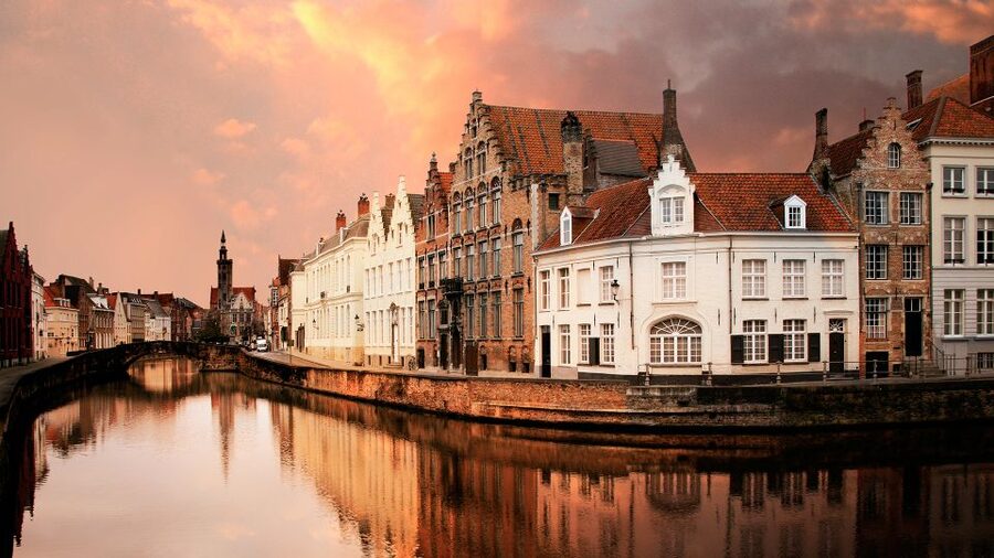 From Amsterdam: Bruges Day Trip in Spanish with Boat Option - Who should choose this Spanish-language day trip?