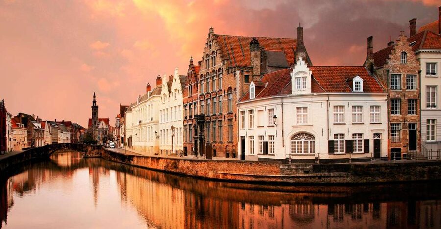 From Amsterdam: Bruges Day Trip in Spanish with Boat Option - Lake of Love and the Begijnhof