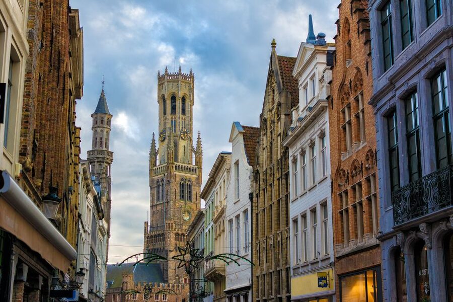 From Amsterdam: Bruges Day Trip in Spanish with Boat Option - Three hours to eat, shop, and choose your own Bruges