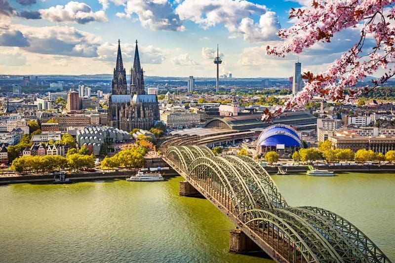 From Amsterdam: Cologne & Antwerp Full-Day Tour - The guides and the guiding style