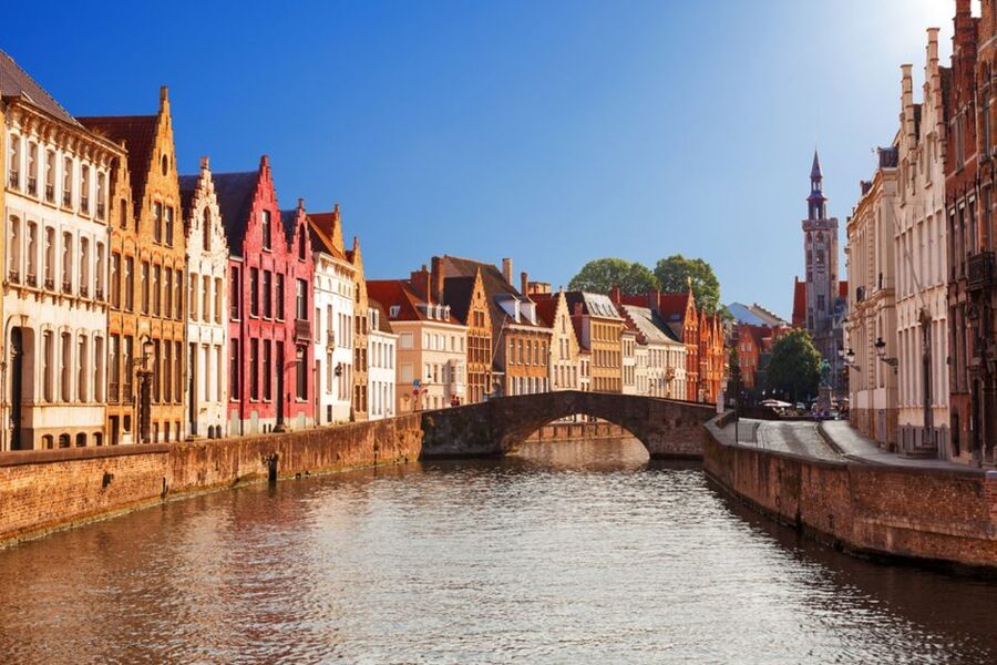 From Amsterdam: Day Trip to Bruges in Spanish or English - How the language setup affects your day