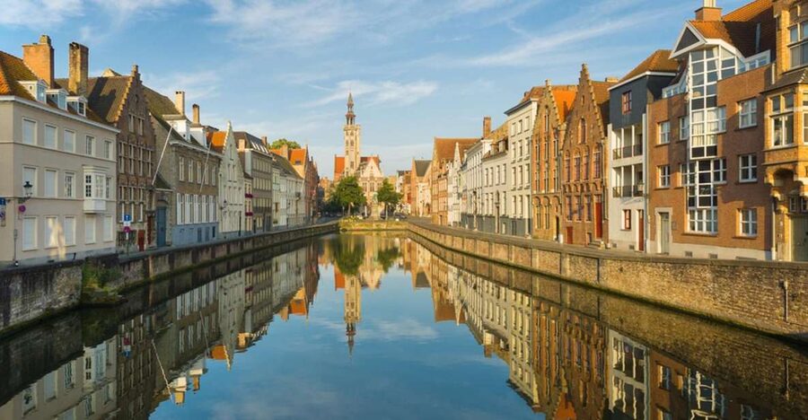 From Amsterdam: Day Trip to Bruges in Spanish or English - Three hours to eat, shop, and wander