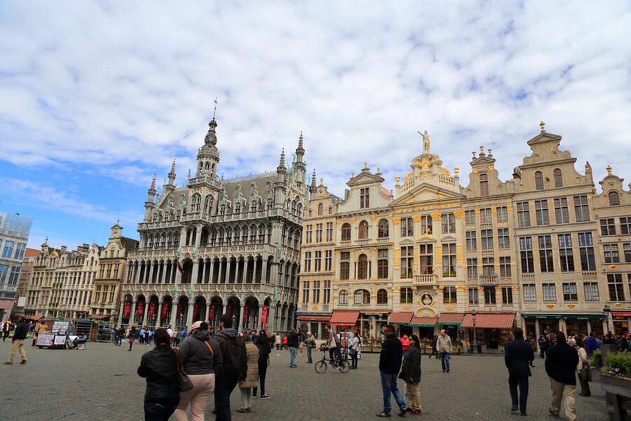 From Amsterdam: Day Trip to the Charming Brussels and Bruges - Brussels begins with grand squares and small curiosities