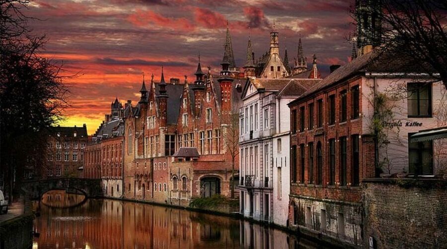 From Brussels: Bruges Day Trip with Boat Tour Option (ENG) - The optional canal boat ride