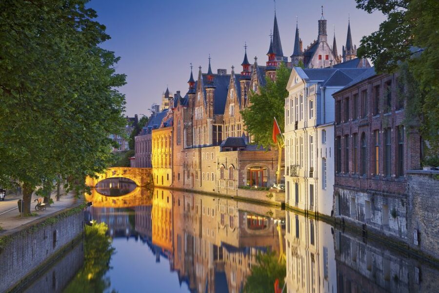 From Brussels: Bruges Day Trip with Boat Tour Option (ES) - Walplein, Stoofstraat, and medieval street scenes