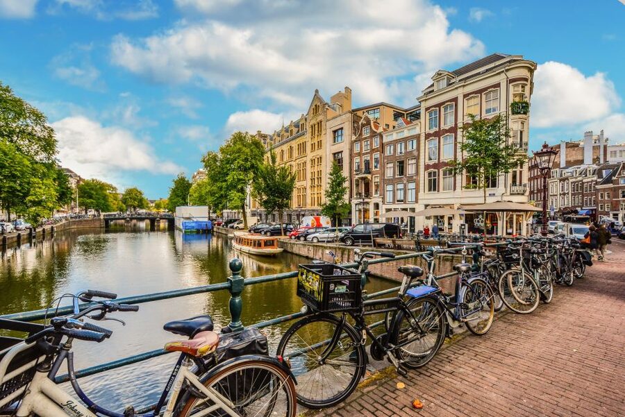From Brussels: Cheese, Clogs & Windmills Amsterdam Day Trip - Guides, languages, and the pace of the day