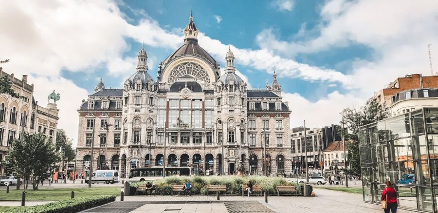 From Brussels: Guided Antwerp City Tour - The guides and the pace of the walk