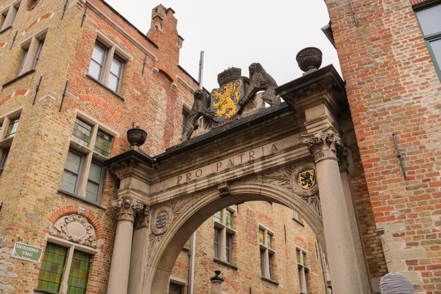 From Paris: Bruges Guided Tour with Hotel Pickup - A first walk through medieval Bruges